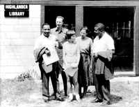Desde 1932, en el Highlander Research and Education Center se han armado movimientos de resistencia. En la imagen, Martin Luther King, premio Nobel de la Paz 1964; Pete Seeger, legendario músico de folk; una menor no identificada; Rosa Parks, luchadora contra la segregación racial, y Ralph Abernathy, líder del movimiento de derechos civiles