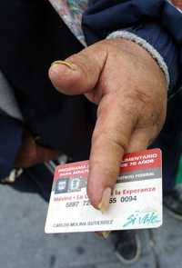 El sábado pasado, cientos de personas adultas mayores de 70 años no pudieron adquirir víveres con la tarjeta del GDF