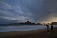 Dos turistas observan el horizonte en Cabo San Lucas, Baja California Sur, hacia donde se dirige la tormenta tropical Henriette, que podría convertirse en huracán