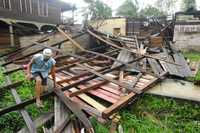 Puerto Cabezas, reportaron las autoridades nicaragüenses, quedó casi totalmente destruido. En la fotografía, un residente observa los daños