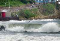 En Mazatlán, Sinaloa, algunos practicar surf para sacar provecho de los fuertes oleajes