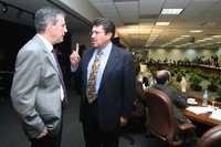 José González Morfín (PAN) y Ricardo Monreal (PRD) en la reunión de comisiones unidas, ayer  en el Senado