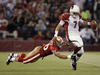 El quarterback de Arizona Matt Leinart es cazado por Derek Smith de San Francisco