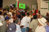 Simpatizantes y opositores a Eduardo Valenzuela Alba, alcalde de Tuxpan, Nayarit, se manifiestan frente al Congreso local