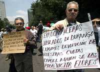 Protesta de ferrocarrileros jubilados frente a Los Pinos