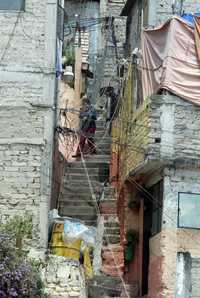 Imagen de la Calle 29, en la colonia Olivar del Conde, donde sus habitantes viven en una zona de alto riesgo por los derrumbes y deslaves en temporada de lluvias