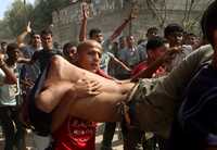 Palestinos trasladan el cuerpo de un adolescente aplastado por una excavadora militar durante una incursión israelí en la franja de Gaza
