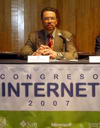 Alejandro Pisanty Baruch, durante la inauguración del congreso Internet 2007, en el Instituto de Investigaciones Filológicas de la UNAM
