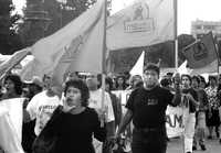 Estudiosos de temas laborales admiten que luego de enfrentar los viejos cacicazgos charriles del sindicalismo corporativo, en el Situam se han desgastado las estrategias de lucha. La imagen corresponde a una marcha realizada en febrero de 2002