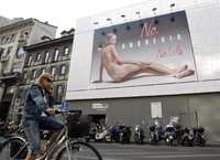 La imagen publicitaria también se reprodujo en este espectacular en Milán