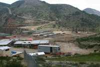 Pese a la oposición de vecinos del municipio de Zimapán, continúa la construcción de la planta de confinamiento de residuos peligrosos en el paraje conocido como Botiña, en la comunidad de San Antonio. Se prevé que comenzará a operar en diciembre