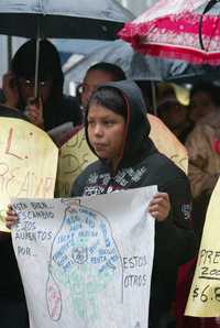 Protesta frente a la Secretaría de Economía en repudio a la política económica de Felipe Calderón