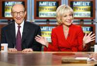 El ex titular de la Reserva Federal Alan Greenspan y su esposa Mitchell, en el programa televisivo Reunión de Prensa de la NBC