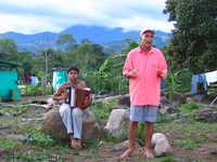 Fotograma de Invisibles-La voz de las piedras, sobre la Comunidad El Encanto, en el Meta, Colombia. Don Orlanado, acompañado de un joven acordeonista, canta un vallenato durante la película en la que cuenta la historia de su comunidad