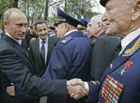 El presidente francés, Nicolas Sarkozy, propuso ayer a Rusia llegar a una posición conjunta frente al programa nuclear iraní, tras un encuentro en Moscú con Vladimir Putin. En la imagen, el mandatario ruso (izquierda) y Sarkozy saludan a veteranos de la Segunda Guerra Mundial
