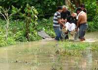 Al menos 94 familias fueron desalojadas de la comunidad Lechugas I, en el municipio de Huixtla, Chiapas, tras desbordarse el río del mismo nombre a causa de las lluvias provocadas por un frente frío