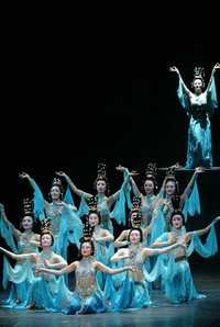 Bailarinas de la prestigiada compañía coreana Didim, durante su presentación en el Auditorio del Estado, de la capital cervantina