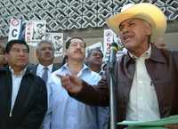 Los gobernadores de Puebla, Mario Marín, y de Nayarit, Ney González, acompañan al dirigente de la CNC durante una protesta en San Lázaro para exigir más recursos  para el sector