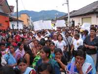 Miles de personas marcharon por las calles de Altamirano, Chiapas, para exigir la anulación de las elecciones que ganó la priísta Heidy Pino
