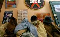 Sexoservidoras de El Alto iniciaron ayer una huelga de hambre en defensa de su derecho al trabajo, luego que habitantes de la ciudad han destruido unos 40 bares y prostíbulos de la zona roja