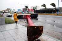 En Boca del Río, Veracruz, los vientos provocaron caída de postes y árboles