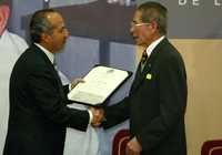 El presidente Felipe Calderón entrega al doctor Jesús Kumate el premio al Mérito Médico 2007 durante la celebración por el Día del Médico