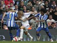 Michel Salgado elude la marca de dos jugadores del Deportivo La Coruña