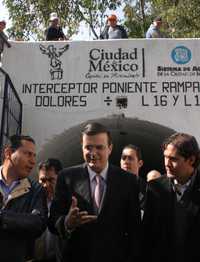 El jefe de Gobierno, Marcelo Ebrard, inauguró ayer los trabajos de rehabilitación del Interceptor Poniente