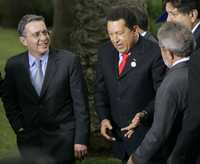 Álvaro Uribe festeja una broma del mandatario venezolano