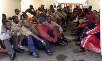 Migrantes africanos capturados esperan en el puerto Los Cristianos de Tenerife ser deportados