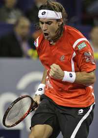 El tenista español David Ferrer festeja el triunfo sobre su compatriota Rafael Nadal (dos del mundo), a quien eliminó del torneo