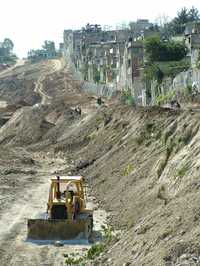 Aproximadamente 100 viviendas resultaron afectadas debido a que la fraccionadora Bosque Real, con apoyo de la policía estatal, realizó excavaciones en la colonia Izcalli Chamapa, municipio de Naucalpan. La empresa dañó cimientos y drenajes