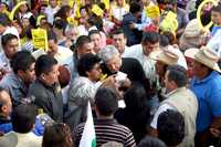 Al centro aparece Andrés Manuel López Obrador rodeado por simpatizantes, durante su gira por Tlalmanalco, estado de México
