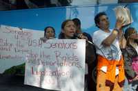Elvira Arellano encabezó en el Senado una protesta contra las deportaciones de migrantes en Estados Unidos. En ese recinto se encontraba una delegación de legisladores estadunidenses