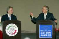 Santiago Creel, presidente de la mesa directiva del Senado, acompañado de Harry Reid, líder de los senadores estadunidenses, al término de la conferencia de prensa
