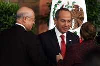 El presidente Felipe Calderón festejó el primer año de su gobierno con un desayuno en Palacio Nacional. En la foto se despide de la esposa del presidente de la SCJN, Guillermo Ortiz Mayagoitia