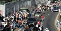 Ciudadanos venezolanos hacen fila para votar en el referendo sobre la reforma constitucional propuesta por el presidente Hugo Chávez