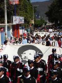 Normalistas de Ayotzinapa y de otros planteles, padres de familia e integrantes de la Asamblea Popular de Pueblos de Guerrero marcharon en Tixtla para conmemorar el 33 aniversario de la muerte del guerrillero Lucio Cabañas Barrientos
