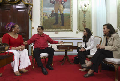 Familiares de Ingrid Betancourt, con Hugo Chávez