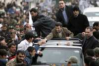 El presidente Mahmud Ahmadinejad (centro) es saludado por miles seguidores en Ilam