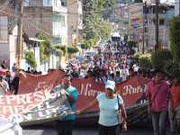 Estudiantes y egresados de la Normal Rural de Ayotzinapa, durante una protesta el viernes en calles de Chilpancingo, Guerrero