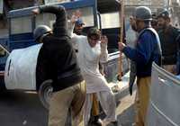 Policías paquistaníes golpean en Multan a un simpatizante de la asesinada lideresa de la oposición Benazir Bhutto, ayer durante protestas contra el gobierno de Pervez Musharraf