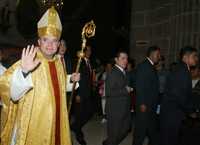 El obispo auxiliar Carlos Briseño bien custodiado ayer en la catedral