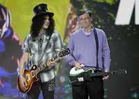 El guitarrista Saul Hudson, conocido como Slash, y el dueño de Microsoft, Bill Gates, durante la Feria de Electrónica de Consumo en Las Vegas, Nevada, el domingo pasado