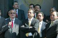 Graco Ramírez, Jesús Ortega, Carlos Navarrete y Jesús Zambrano, entre otros perredistas, durante el pronunciamiento de ayer contra la privatización de Pemex