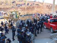 Momentos en que policías federales y locales arriban a la instalaciones de la empresa Minera de Cananea