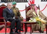 El presidente estadunidense posa junto al rey Hamad bin Isa Al Khalifa, ayer durante una ceremonia de bienvenida oficial al visitante en el palacio Sakhir de la capital de Bahrein, Manama