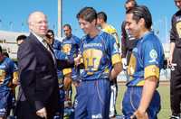 El rector de la UNAM, José Narro Robles, posa con jugadores de Pumas en Ciudad Universitaria