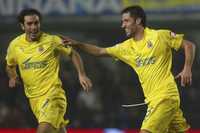Joan Capdevila (derecha) celebra con Robert Pires su tanto contra el Valencia