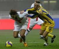 Zlatan Ibrahimovic, del Inter de Milán (izquierda), intenta controlar el balón, pese a la marca del defensa Marco Rossi, del Parma